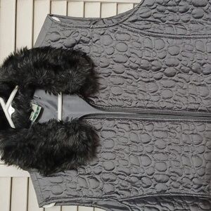 Women's vest with fur collar